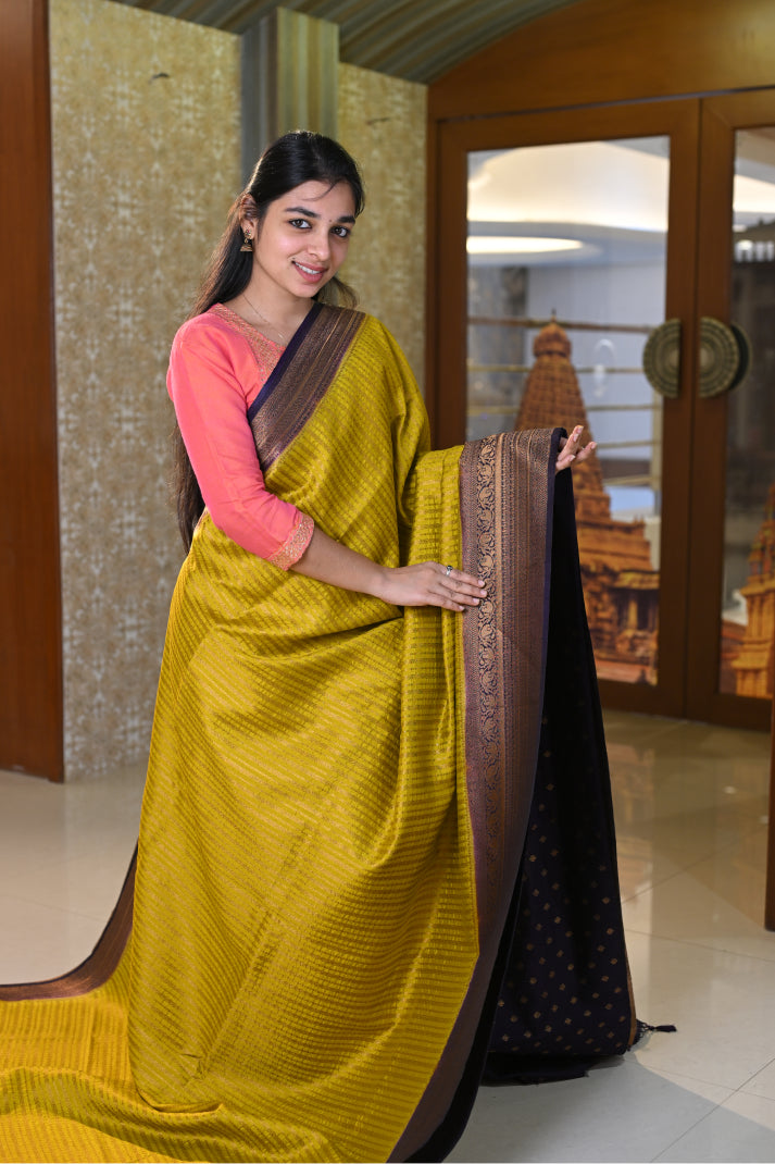 Rapper Silks with Vaira Oosi Design, Contrast Mango Leaf and Jacquard Design