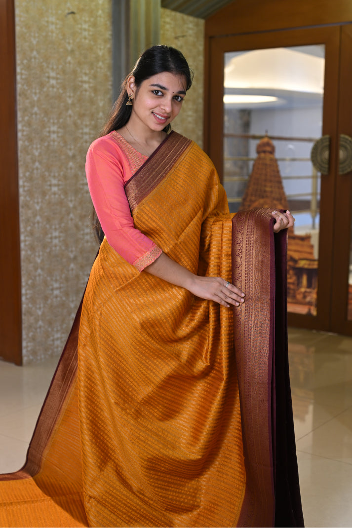 Rapper Silks with Vaira Oosi Design, Contrast Mango Leaf and Jacquard Design